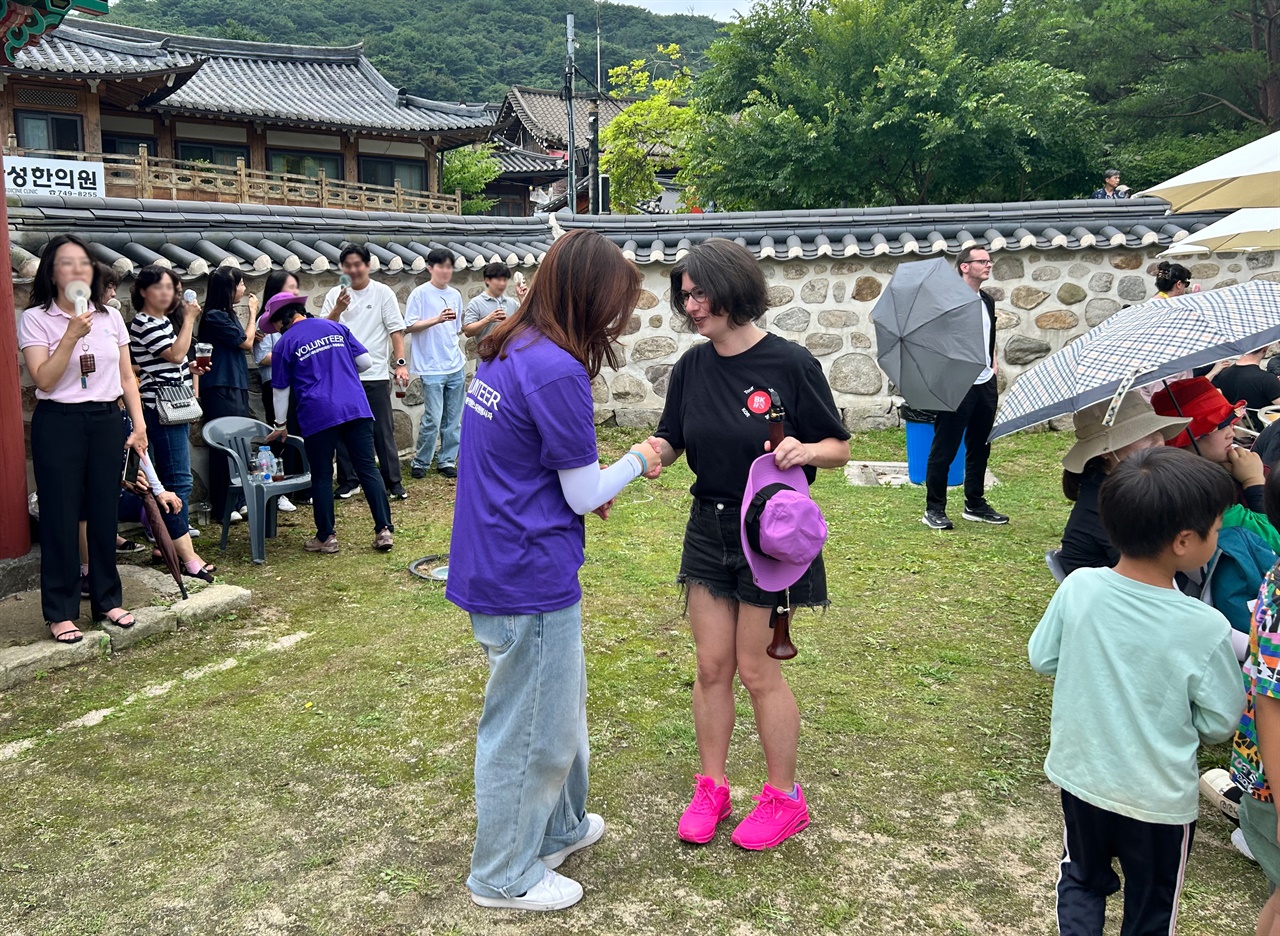  세계관악컨퍼런스 참가단체 단원과 교류하는 모습