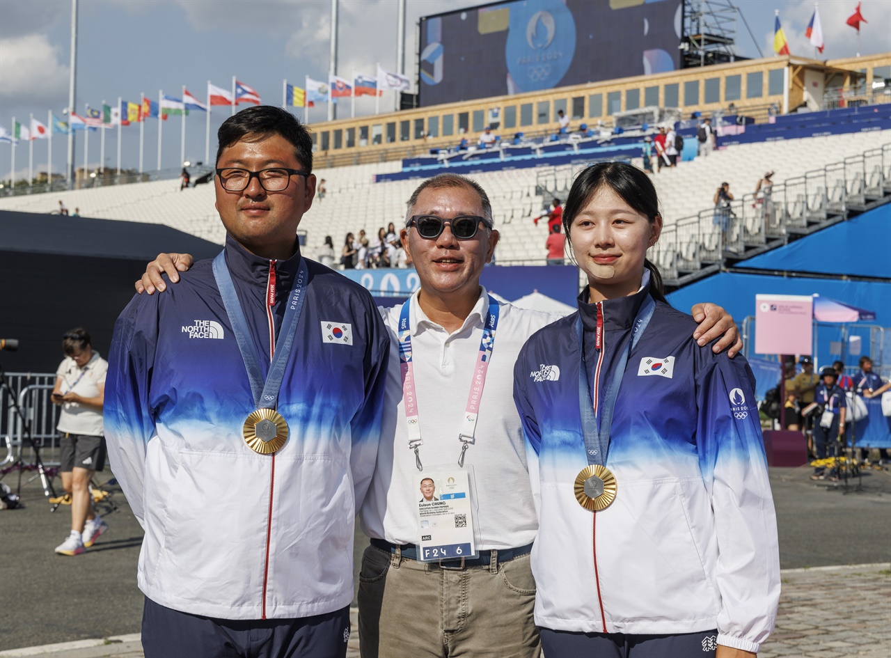   2일(현지시간) 프랑스 파리 레쟁발리드에서 열린 2024 파리올림픽 양궁 혼성 단체 독일과 결승전에서 승리해 금메달을 획득한 임시현과 김우진이 경기장에 응원온 정의선 현대차 회장에게 격려를 받은 뒤 기념 촬영을 하고 있다. 2024.8.3