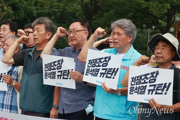  경남자주통일평화연대(옛 6.15경남본부)는 5일 오전 경남도청 정문 앞에서 “8.15 범국민대회 참가”를 선언했다.