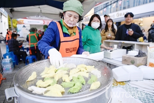  원주시는 올해 만두축제까지 원주만두 대표음식점을 대폭 늘릴 계획이다.사진은 2023년 열린 제1회 원주만두축제.