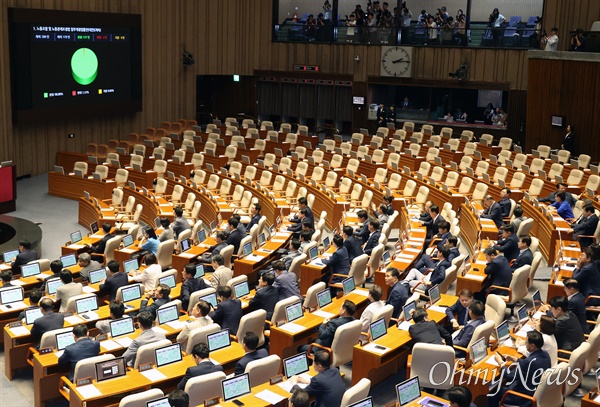  5일 오후 서울 여의도 국회 본회의에서 노동조합 및 노동관계조정법 일부개정법률안(노란봉투법)을 표결해 재석 의원 179명 중 찬성 177표, 반대 2표로 가결됐다. 이날 국민의힘은 법안 처리에 반발해 표결에 불참했다.