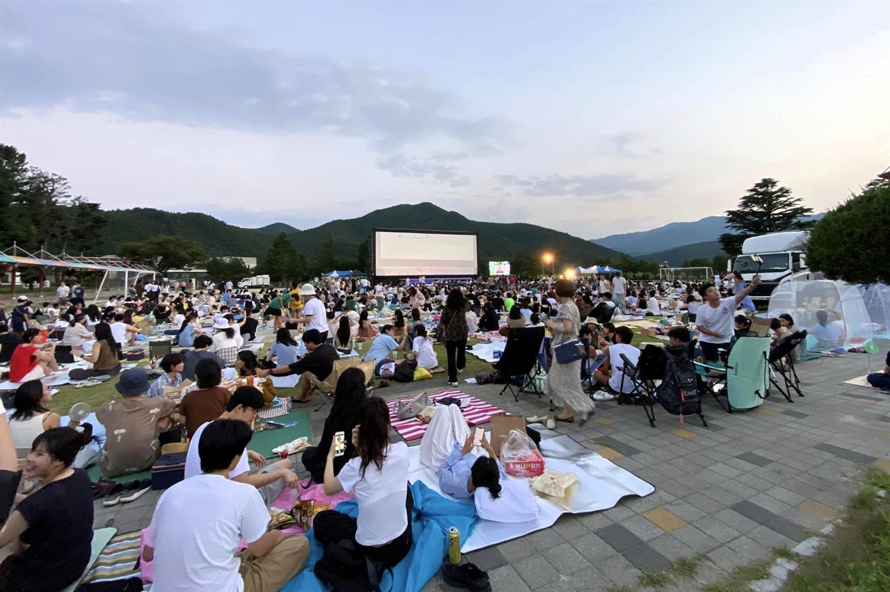  26회 정동진독립영화제 이틀째인 지난 3일 상영인 정동초등학교를 일찍부터 찾은 관객들이 자리를 잡고 앉은 모습