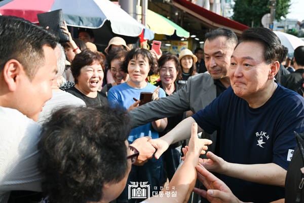  윤석열 대통령이 여름휴가 시작 첫날인 5일 경남 통영중앙시장을 방문해 주민들을 만나고 있다.