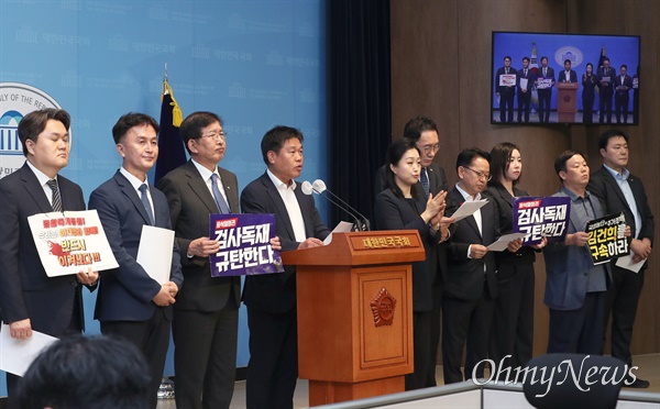  '검사를 검사하는 변호사모임' 오동현 대표가 6일 오전 서울 여의도 국회 소통관에서 유동규 및 강백신·엄희준 검사 고발 기자회견을 하고 있다.