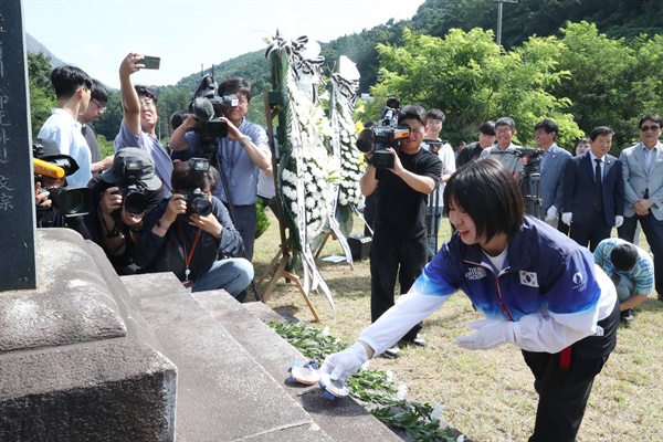  2024 파리올림픽 유도 여자 57kg급에서 은메달, 혼성 단체전에서 동메달을 딴 허미미 선수가 6일 오전 대구 군위군 삼국유사면 화수리에 조성된 독립운동가이자 현조부인 허석 지사의 기적비를 찾아 참배하고 올림픽 메달을 올려놓고 있다.