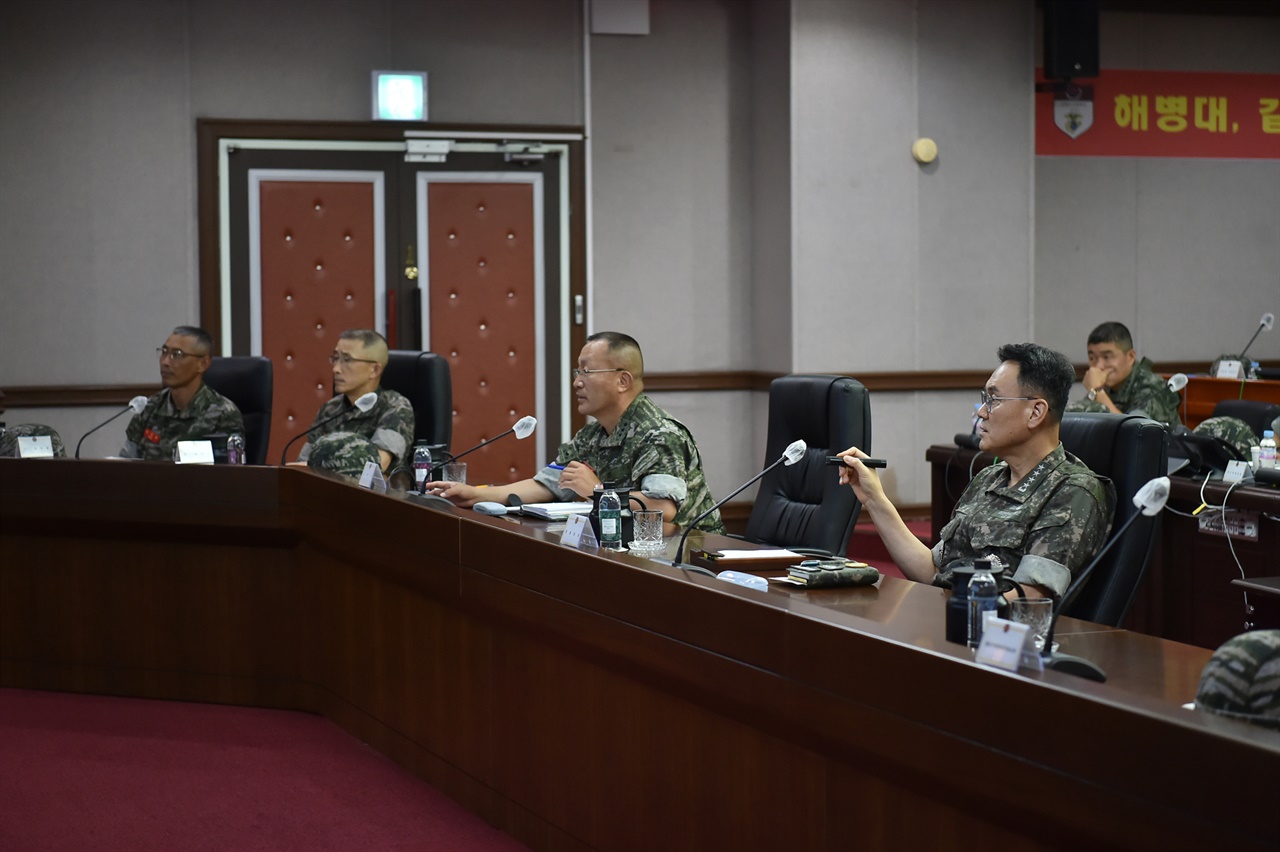  김명수 합참의장이 6일 해병대사령부·서북도서방위사령부 작전회의실에서 군사대비태세를 점검하고 있다. 2024.8.6