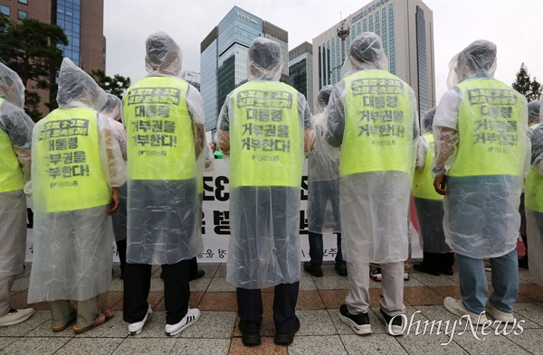 "노조법 거부권 윤석열 대통령 거부" 민주노총, 노조법 2·3조 개정 운동본부, 거부권을 거부하는 전국비상행동 회원들이 7일 오전 서울 종로구 보신각 앞에서 '노조법 2.3조, 방송법 쟁취! 거부권 대통령 윤석열을 거부한다! 노동시민사회단체 도심농성 돌입 기자회견'을 하고 있다. 농성 참가자들은 "노조법 2조 3조 개정안 즉각 공포! 헌법을 지키고 노동3권 보장! 방송법 거부권 규탄! 대통령 거부권 이제 그만!" 등을 주장하며 윤석열 대통령의 거부권행사일까지 농성에 들어갔다.