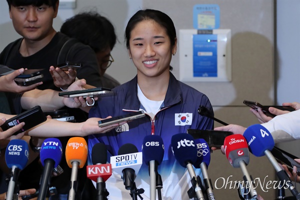 안세영 "싸우려는 의도 아냐, 운동에만 전념하고파" 2024 파리 올림픽 배드민턴 여자단식에서 금메달을 딴 안세영 선수가 7일 오후 인천국제공항을 통해 입국한 뒤 기자회견을 하고 있다.