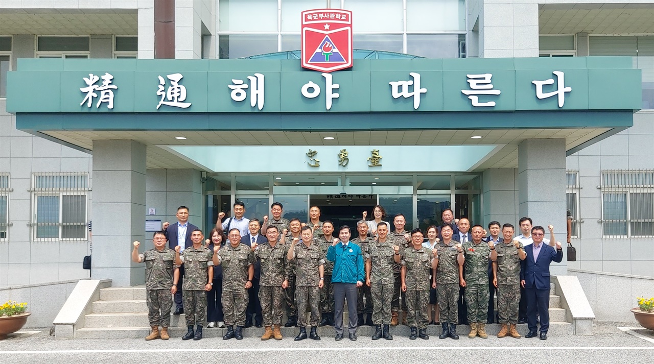  김선호 국방부 차관(왼쪽 여섯 번째)이 2일 전북 익산시 육군부사관학교에서 '부사관 복무여건 개선 및 획득률 향상'을 위한 토의를 마친 후 참석자들과 기념 촬영하고 있다. 2024.8.2