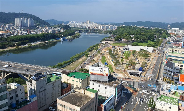  8월 8일 인근 건물 옥상에서 본 진주대첩광장.