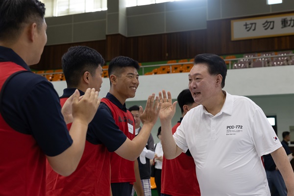  여름휴가를 맞아 경남 진해 해군기지에서 머물고 있는 윤석열 대통령이 7일 오후 진해기지사령부체육관에서 체육활동 중인 장병들을 격려하고 있다. 