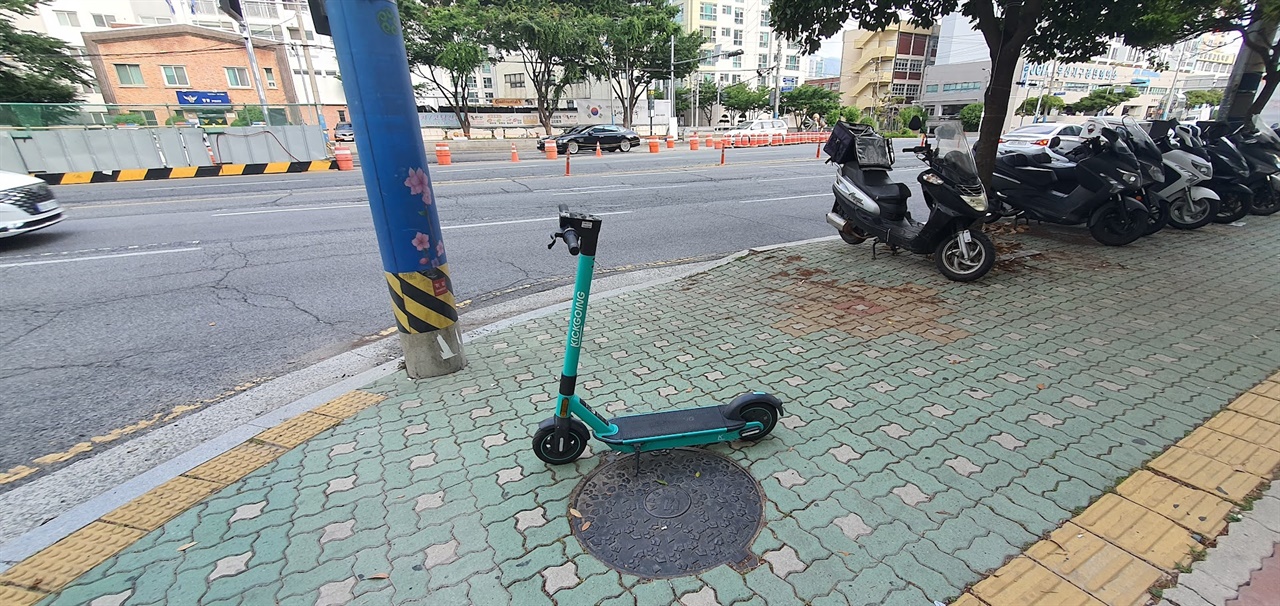  거리에 방치된 공유 전동킥보드