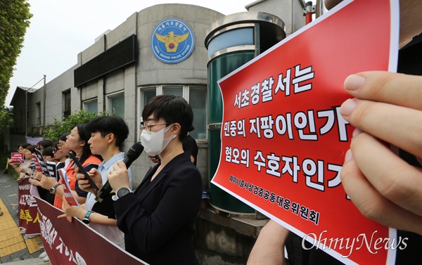 페미니즘 사상검증 규탄 전국여성노동조합, 청년유니온, 한국여성단체연합, 한국여성노동자회, 한국여성민우회, 채용성차별철폐공동행동으로 구성된 페미니즘사상검증공동대응위원회 주최로 8일 오전 서울 서초구 서초경찰서 앞에서 열린 '페미니즘 사상검증 규탄 기자회견'에서 피해자의 고소대리인인 범유경 변호사가 피해자 발언을 대독하고 있다.