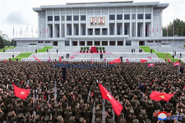 김정은, 평북도 수해복구 파견 백두산영웅청년돌격대 진출식 참석 김정은 북한 국무위원장이 참석한 가운데 평안북도 피해복구 전구에 파견되는 백두산영웅청년돌격대 진출식이 지난 6일 평양에서 진행됐다고 조선중앙통신이 7일 보도했다. 