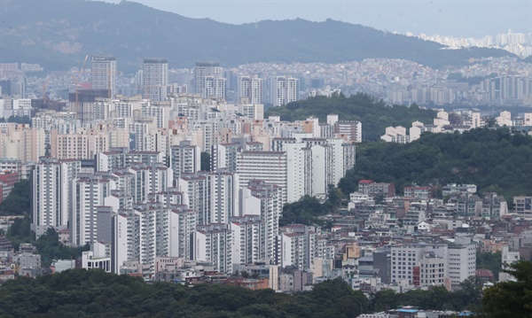  서울 아파트 매매가가 파죽지세로 오르며 5년 10개월여 만에 최대 주간 상승 폭을 나타냈다. 한국부동산원이 7월 25일 발표한 '7월 넷째 주 주간 아파트 가격 동향' 보고서에 따르면 이번 주 서울의 아파트 매매가격은 전주 대비 0.30% 상승하며 18주 연속 상승세를 이어갔다. 사진은 이날 서울 남산에서 바라본 시내 아파트 모습.