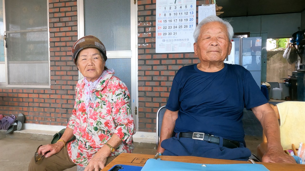  대리에서 낚시 점과 민박 집을 27년째 운영 중인 정일제 씨와 정봉순 남매가 인터뷰를 하고 있다.