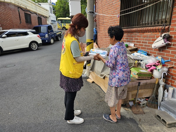  폐지수집 어르신 폭염예방도구 전달.