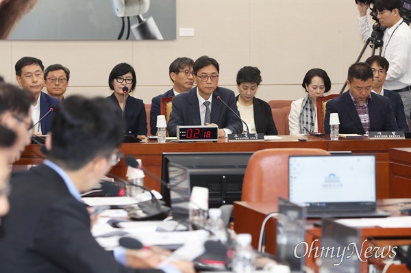  조성은 방송통신위원회 사무처장이 9일 오전 국회 과학기술정보방송통신위원회에서 열린 '불법적 방송문화진흥회 이사 선임 등 방송장악 관련 1차 청문회'에 출석해 의원 질의에 답변하고 있다.