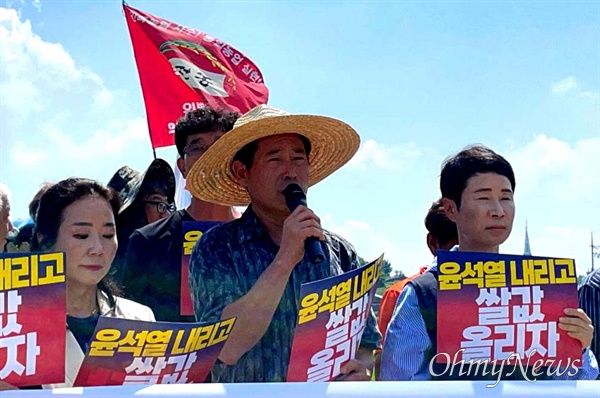  전국농민회총연맹 부산경남연맹은 농민들과 함께 9일 오전 경남 의령군 지정면 마산리 소재 논에서 ‘투쟁 선포, 논갈아엎기'를 했다.