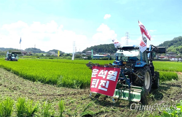  전국농민회총연맹 부산경남연맹은 농민들과 함께 9일 오전 경남 의령군 지정면 마산리 소재 논에서 ‘투쟁 선포, 논갈아엎기'를 했다.