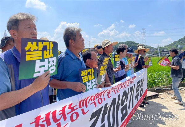  전국농민회총연맹 부산경남연맹은 농민들과 함께 9일 오전 경남 의령군 지정면 마산리 소재 논에서 ‘투쟁 선포, 논갈아엎기'를 했다.