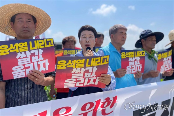  전국농민회총연맹 부산경남연맹은 농민들과 함께 9일 오전 경남 의령군 지정면 마산리 소재 논에서 ‘투쟁 선포, 논갈아엎기'를 했다.