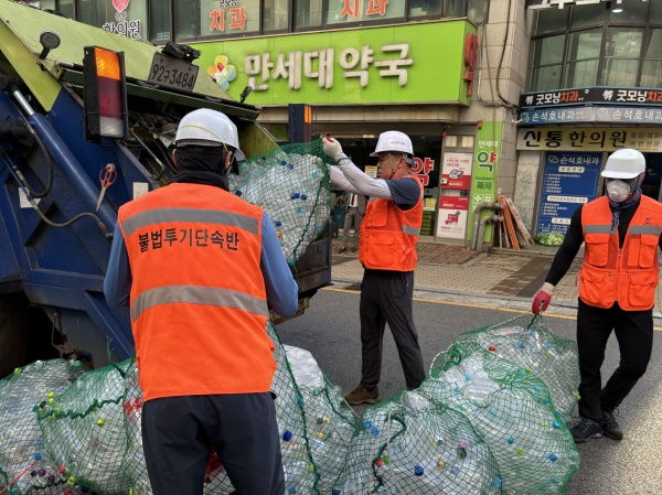  김종훈 울산 동구청장이 8월 9일 오전 전하동 동울산 시장 일원에서 수거한 재활용품을 차량에 싣고 있다.