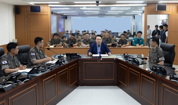 윤석열 대통령, 계룡대 전시지휘시설 점검 윤석열 대통령이 여름휴가 마지막 날인 9일 충남 계룡대 전시지휘시설을 방문해 시설현황을 보고 받은 후 발언하고 있다.