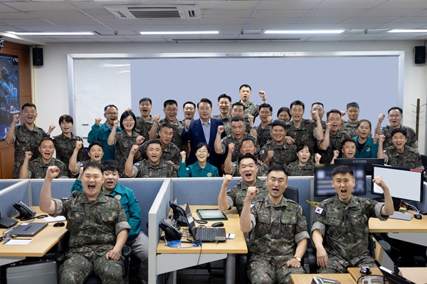 윤석열 대통령, 계룡대 전투통제실 방문 윤석열 대통령이 여름휴가 마지막 날인 9일 충남 계룡대 전투통제실을 방문해 근무자들과 기념 촬영을 하고 있다. 