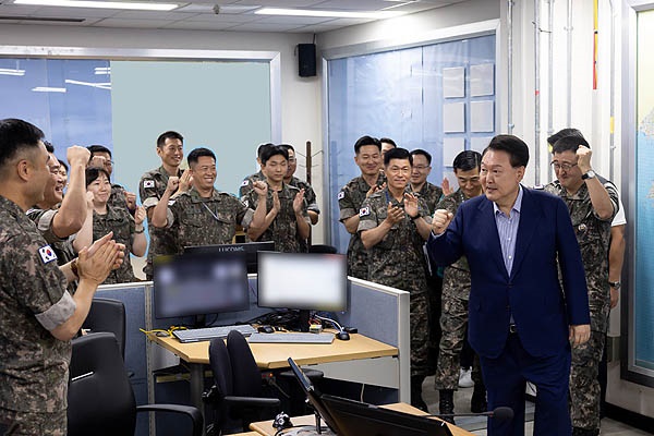  윤석열 대통령이 여름휴가 마지막 날인 9일 충남 계룡대 전투통제실을 방문해 근무자들을 격려하고 있다. 