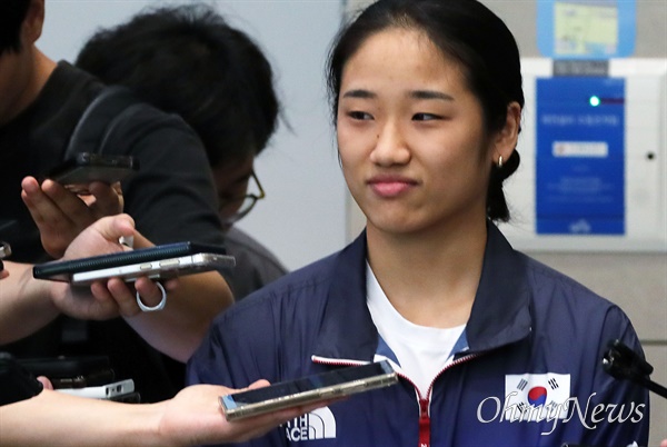 배드민턴 안세영 선수 입국 2024 파리 올림픽 배드민턴 여자단식에서 금메달을 딴 안세영 선수가 7일 오후 인천국제공항을 통해 입국한 뒤 기자회견을 하고 있다.