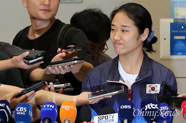 배드민턴 안세영 선수 입국 2024 파리 올림픽 배드민턴 여자단식에서 금메달을 딴 안세영 선수가 7일 오후 인천국제공항을 통해 입국한 뒤 기자회견을 하고 있다.