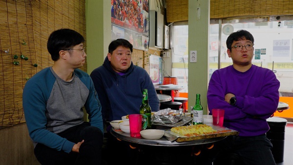 수카바티: 극락축구단 FC안양 서포터즈 역대 회장단. 왼쪽부터 최윤용(7대 회장), 유재윤(9대 회장), 김준성(8대 회장).