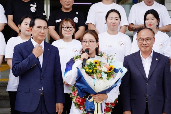  2024 파리올림픽 사격 국가대표 이은서 선수가 지난 8일 소속팀인 서산시를 방문한 가운데, 응원해준 시민들에게 감사함을 전했다. 