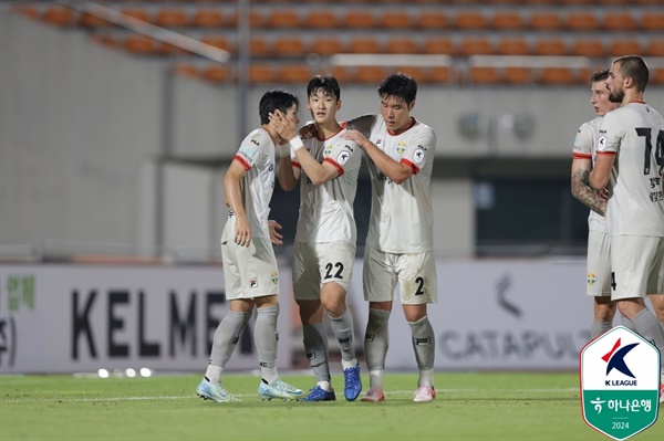  프로축구 K리그1 강원FC가 '멀티골 원맨쇼'를 펼친 이상헌의 활약을 앞세워 김천 상무를 꺾고 선두 자리를 되찾았다. 강원은 9일 김천종합운동장에서 열린 김천과의 하나은행 K리그1 2024 26라운드 원정에서 2-1 역전승을 거두며 3연승 행진을 펼쳤다. 26라운드에서 김천(승점 46)에 선두 자리를 내줬던 강원(승점 47)은 김천을 2위로 다시 끌어내리고 1위로 올라섰다.