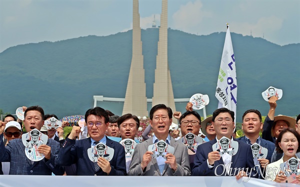  민족문제연구소, 광복회, 주요 야당이 10일 오전 11시 충남 천안시 독립기념관에서 '김형석 독립기념관장 임명 윤석열 정권 규탄 집회'를 진행했다. 