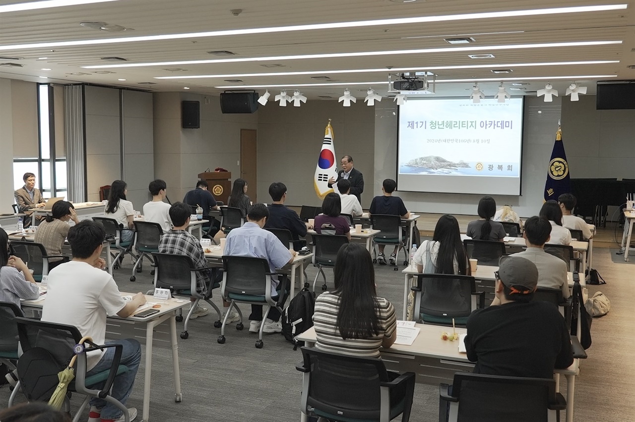  10일, 광복회 이종찬 회장이 광복회 학술원 청년 헤리티지 아카데미 강연에서 광복회가 국민적 공감대를 넓히기 위해 광복절 경축식 불참 선언을 했다고 설명하고 있다. 