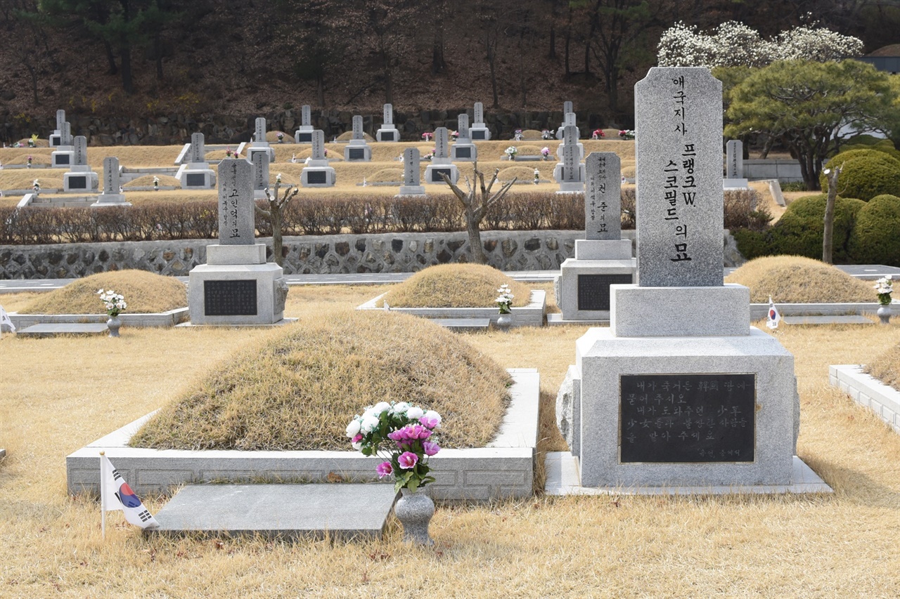  서울현충원에 안장된 스코필드의 묘. 제암리 학살 사건을 사진으로 찍어 세상에 알렸던 스코필드는 정부로부터 공을 인정받아 1968년 독립장을 서훈받았다. 스코필드는 ‘석호필’이란 이름으로 1958년에 한국 국적을 취득한 후 한국에서 여생을 마쳤다. 1970년 4월 12일 “내가 죽거든 한국 땅에 묻어주오”란 유언을 남기고 세상을 떠났다. 그의 유해는 나흘 후인 4월 16일 서울현충원 독립유공자 96번에 안장되었다.