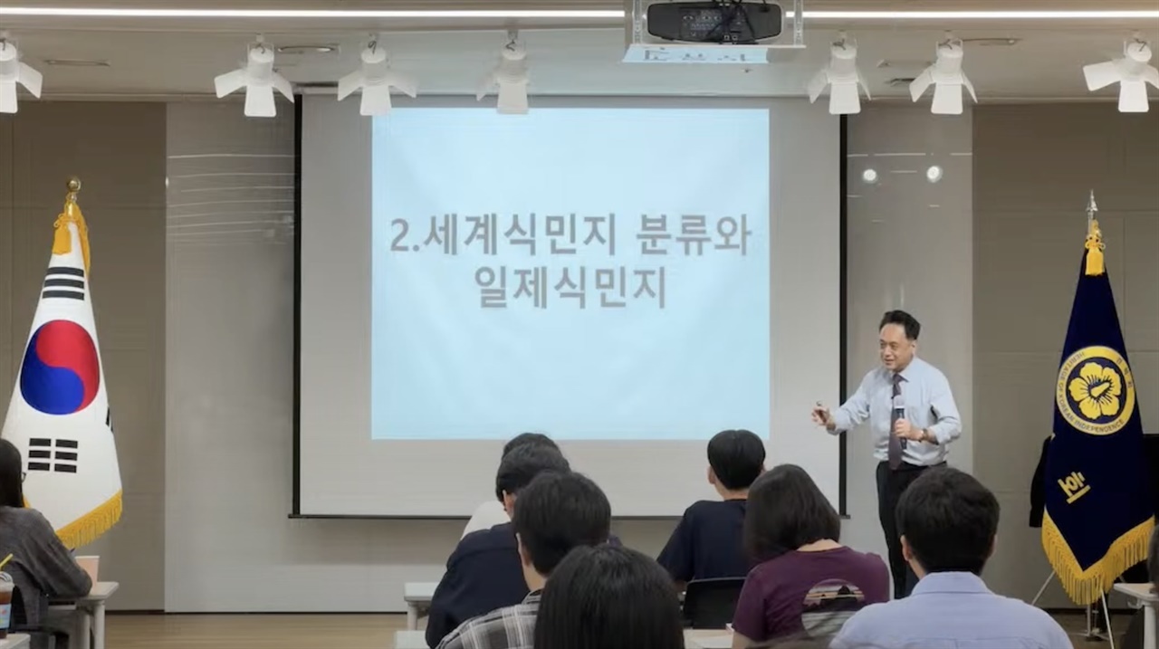  8월 10일 도리우미 유타카 교수가 광복회 청년헤리티지 아카데미 강연에서 세계 식민주의와 비교하며 일제 식민지가 훨씬 가혹했음을 설명하고 있다. 