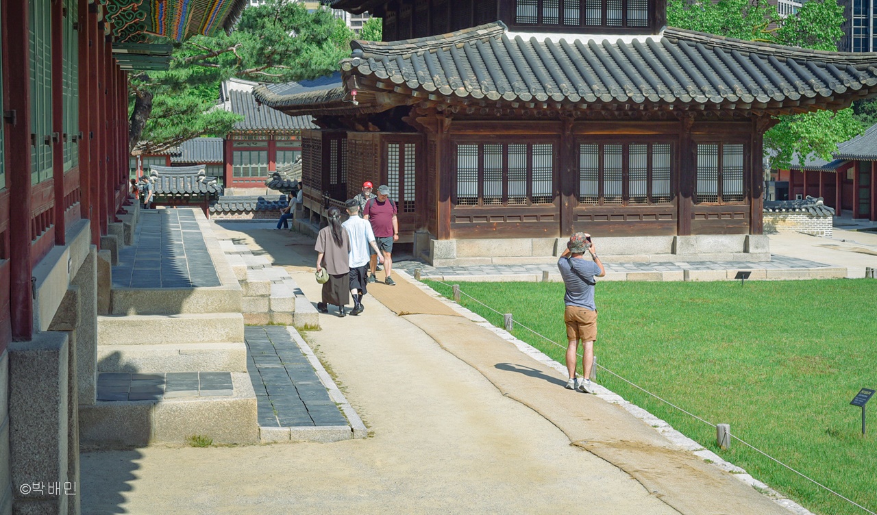  즉조당 앞 공터는 출입할 수 없어, 즉조당을 선(線)적으로만 관람할 수 있다.
