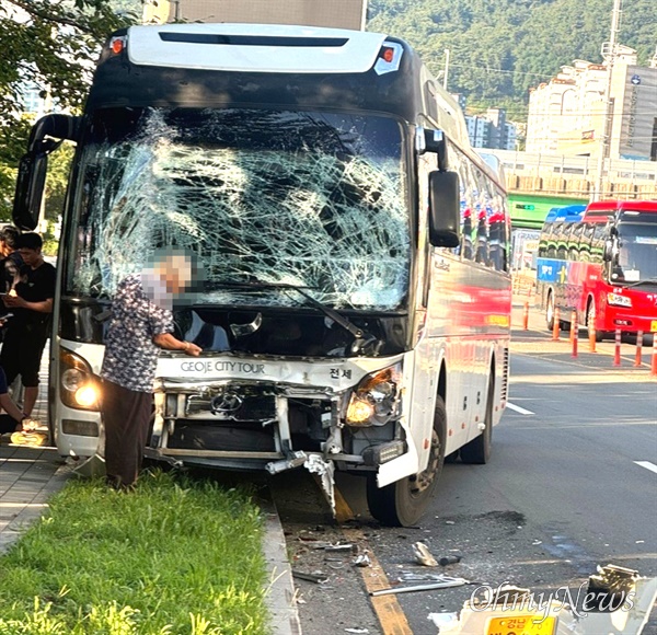  12일 아침 거제 아주동 도로에서 통근버스 추돌사고 발생.