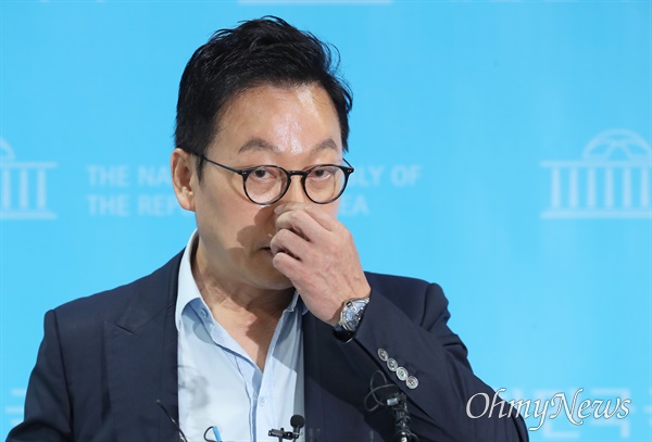 정봉주 "'이재명팔이' 무리들 뿌리뽑겠다" 정봉주 더불어민주당 최고위원 후보가 12일 오전 국회 소통관에서 기자회견을 열고 "'이재명팔이'하며 실세 놀이하는 무리들 뿌리를 뽑겠다"고 밝히고 있다.