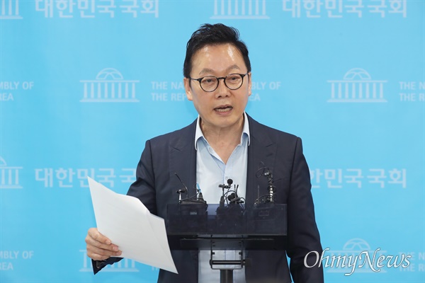 정봉주 "'이재명팔이' 무리들 뿌리뽑겠다" 정봉주 더불어민주당 최고위원 후보가 12일 오전 국회 소통관에서 기자회견을 열고 "'이재명팔이'하며 실세 놀이하는 무리들 뿌리를 뽑겠다"고 밝히고 있다.