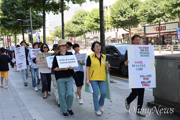  팔레스타인 평화를 위한 대구경북 긴급행동은 12일 출범 기자회견을 열고 거리를 행진하며 이스라엘의 침략과 민간인 학살을 규탄했다.