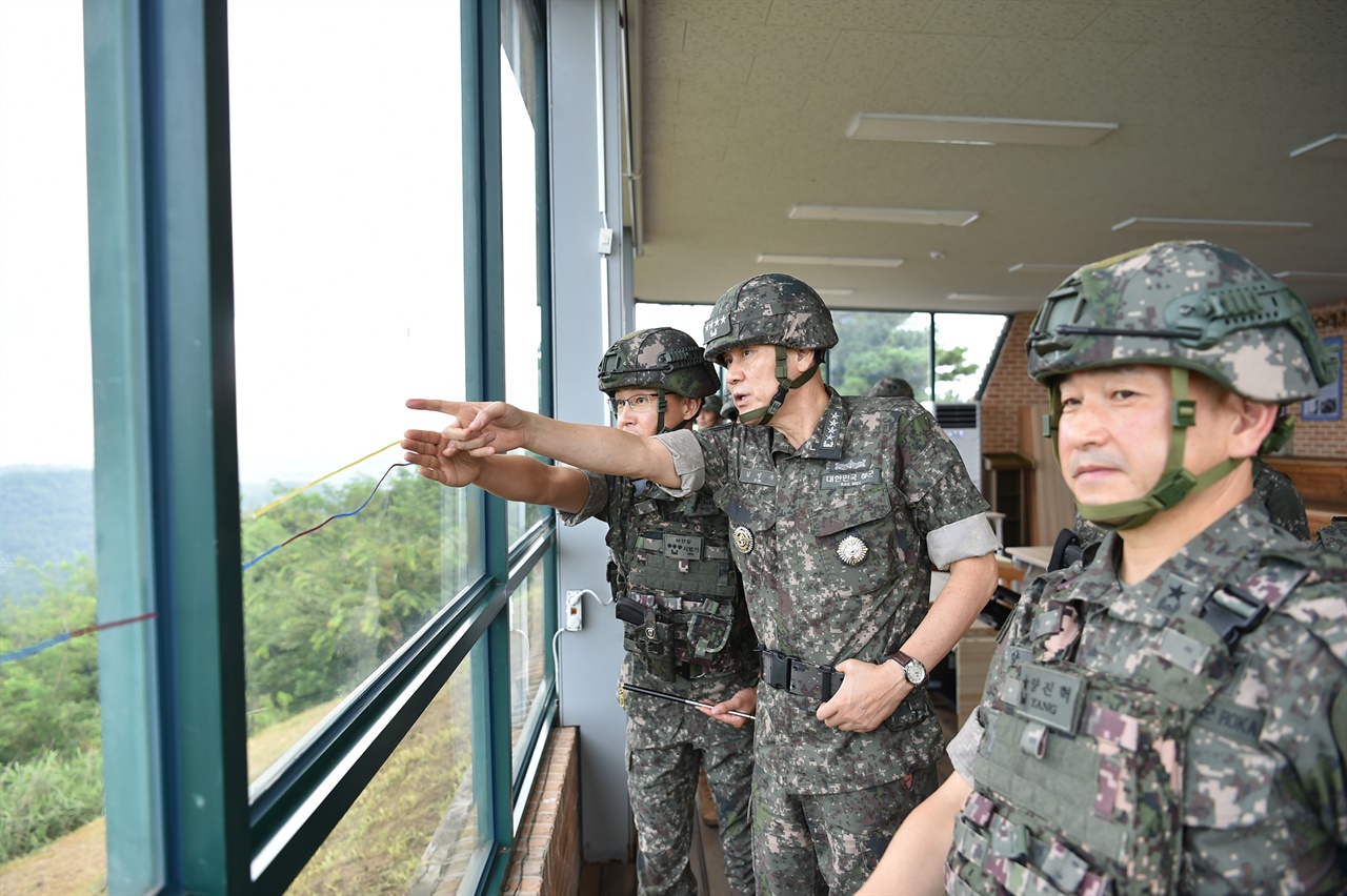  김명수 합참의장이 12일 1사단 GOP 대대에서 현장 지휘관으로부터 최근 적 활동과 예상되는 도발 양상을 보고받고 경계 작전 제 요소를 점검하고 있다. 2024.8.12