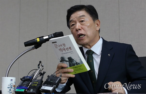  김형석 신임 독립기념관장이 12일 오후 서울 용산구 서울보훈청에서 자신의 저서를 보여주며 기자회견을 하고 있다. 김 신임 관장은 독립기념관장으로서의 자격 논란과 관련, 모두발언을 통해 "만약 나의 주장이 잘못되었다면, 학문적으로 지적하면 되는데, 마치 중세교회가 지동설을 주장하는 갈릴레오를 종교재판에서 화형에 처한 것처럼, 여론몰이를 통해 마녀사냥 하듯 인민재판을 벌이고 있다"라고 주장하며 "그동안 한 번도 독립운동을 폄훼하거나, 특정한 독립운동가를 비방한 적이 없다. 수많은 강연과 수백편의 글을 통해 독립정신을 선양하는 일에 앞장서 왔다"고 밝히며 사퇴 의사가 없음을 분명하게 밝혔다.