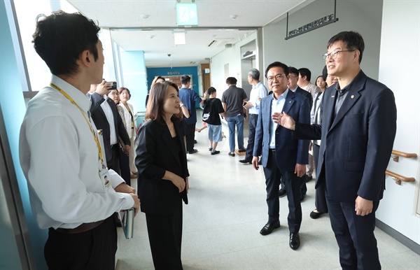  이기일 보건복지부 1차관이 12일 최중증 발달장애인 통합돌봄 제공기관을 방문해 점검하고 있다. 