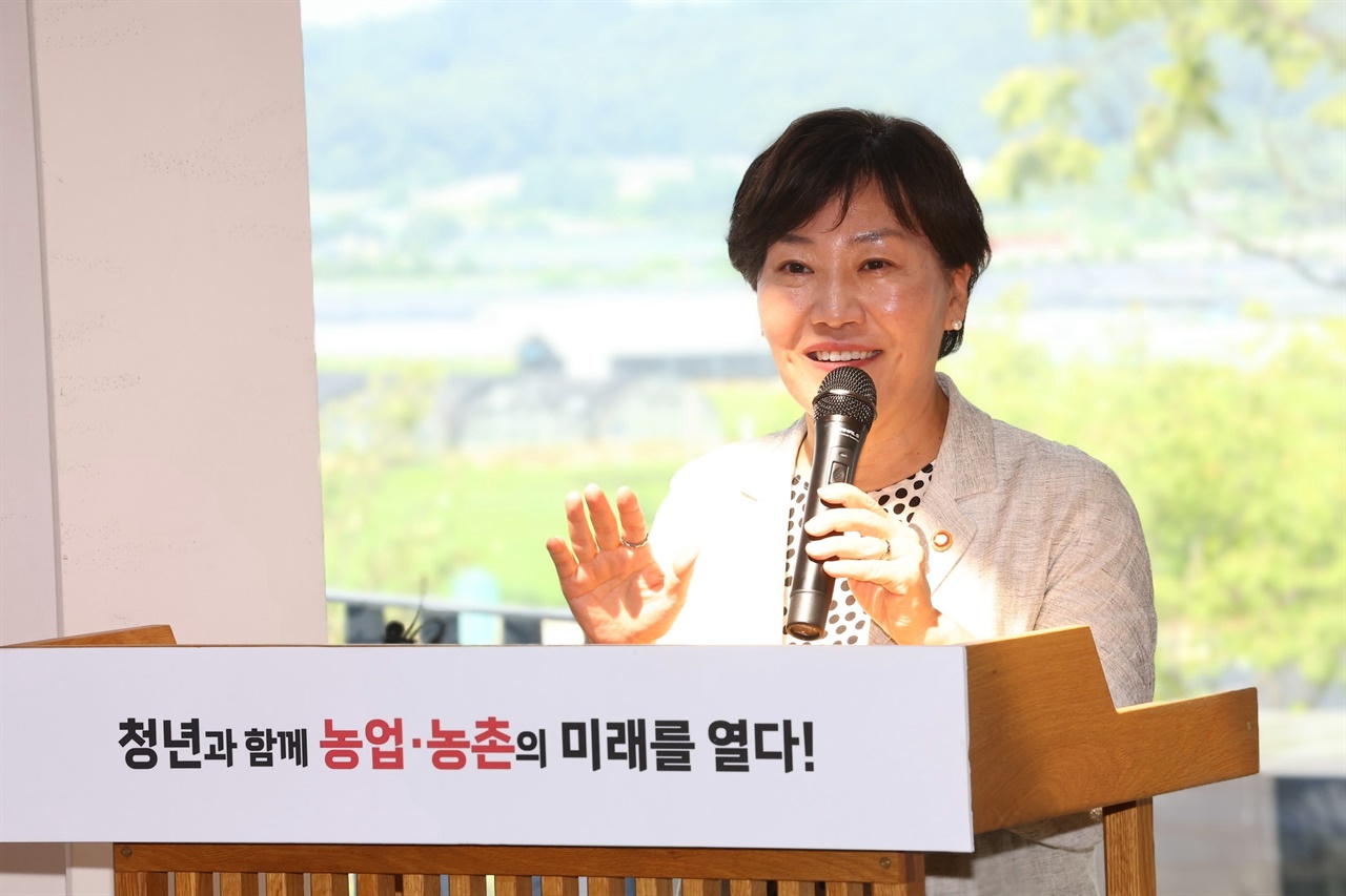  송미령 농림축산식품부 장관이 지난 5일 충북 진천 소재 청년창업 복합문화공간 '뤁스퀘어'에서 청년들과 함께 농업·농촌 청년정책 추진방향을 발표하고 있다.