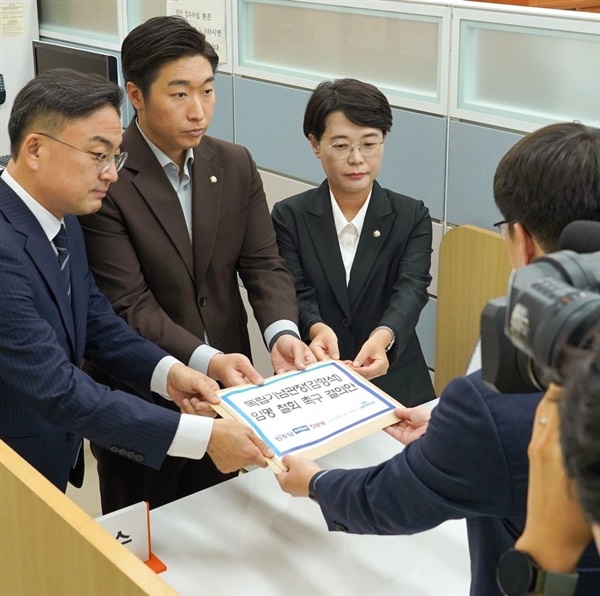  12일 오후 더불어민주당 김용만(가운데)·조국혁신당 신장식(왼쪽)·진보당 전종덕 의원이 야6당의 김형석 독립기념관장의 임명 철회 촉구 결의안을 국회 의안과에 제출하고 있다.