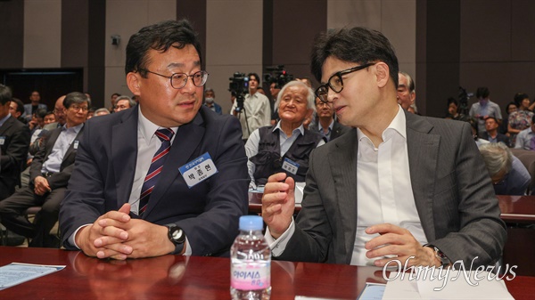  박종현 한국기자협회장과 국민의힘 한동훈 대표가 13일 서울 중구 프레스센터에서 열린 한국기자협회 창립 60주년 기념식에서 대화를 나누고 있다.